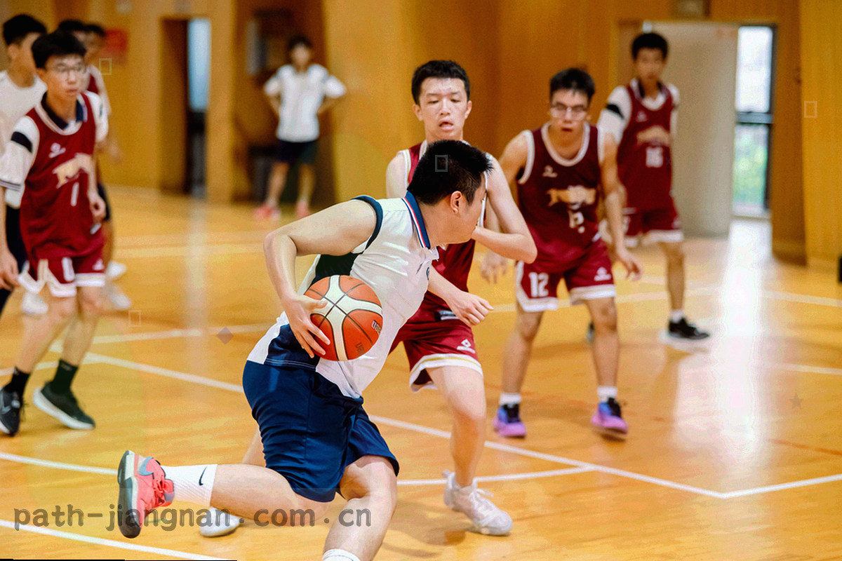 收尾后的赛道与廊棚，记分牌侧影与地面水痕，画面留出大片空白